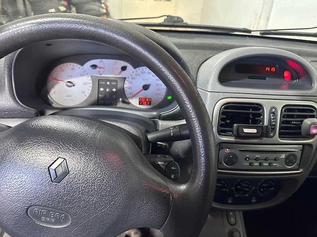Renault - clio - 1.4-16v rt - 36-fr-zh - afbeelding 2 van  21