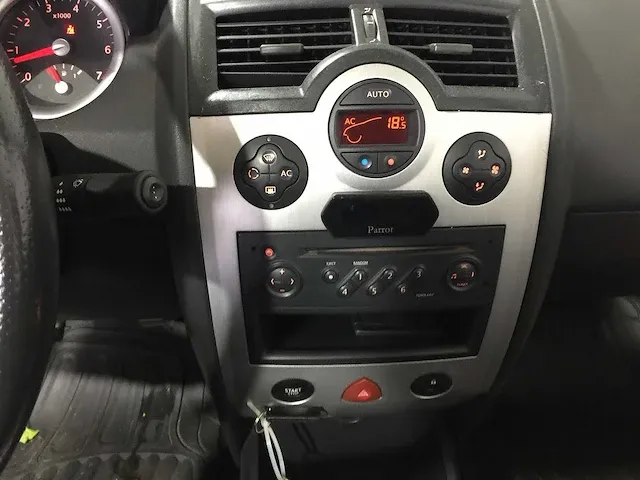 Renault - mégane coupé-cabriolet - 1.6-16v priv.luxe - 82-pb-tb - afbeelding 9 van  22