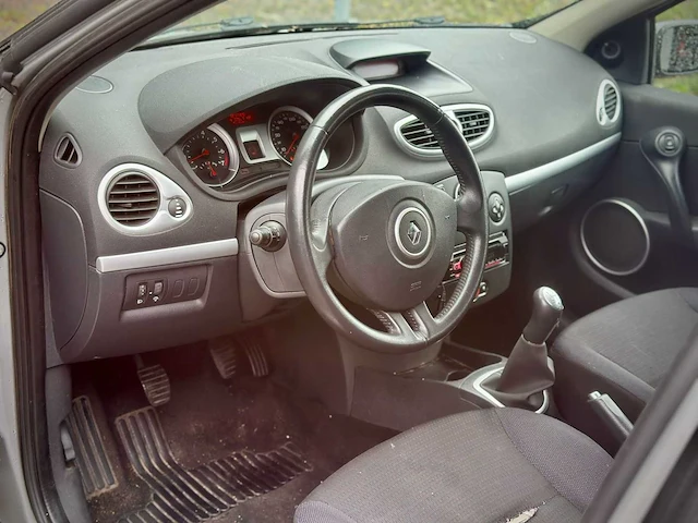 Renault clio 1.6 16v privilège, 40-tv-vg - afbeelding 11 van  13