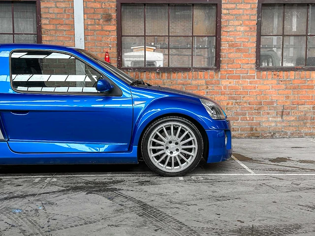 Renault clio v6 rs phase 2 255 renault sport 3.0 v6 255pk 2004, p-745-nn youngtimer - afbeelding 3 van  40