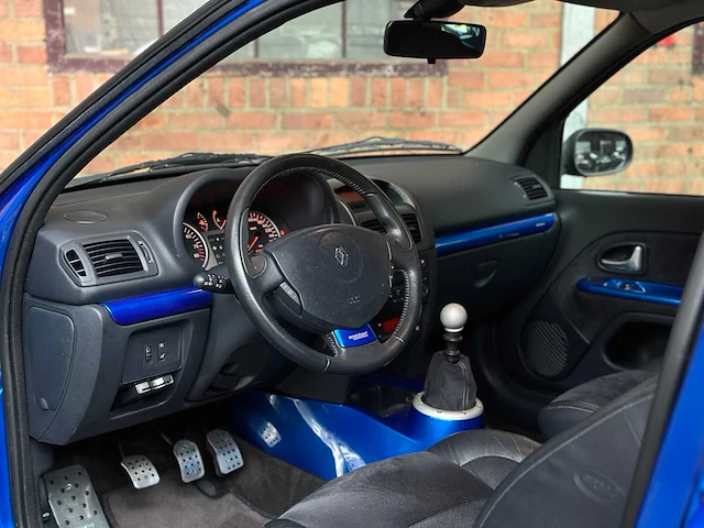 Renault clio v6 rs phase 2 255 renault sport 3.0 v6 255pk 2004, p-745-nn youngtimer - afbeelding 11 van  40