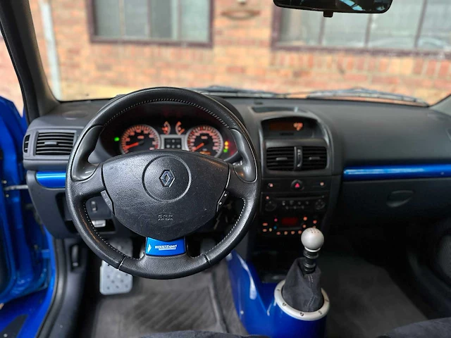 Renault clio v6 rs phase 2 255 renault sport 3.0 v6 255pk 2004, p-745-nn youngtimer - afbeelding 13 van  40