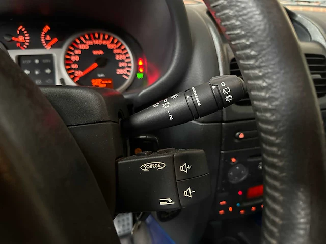 Renault clio v6 rs phase 2 255 renault sport 3.0 v6 255pk 2004, p-745-nn youngtimer - afbeelding 19 van  40