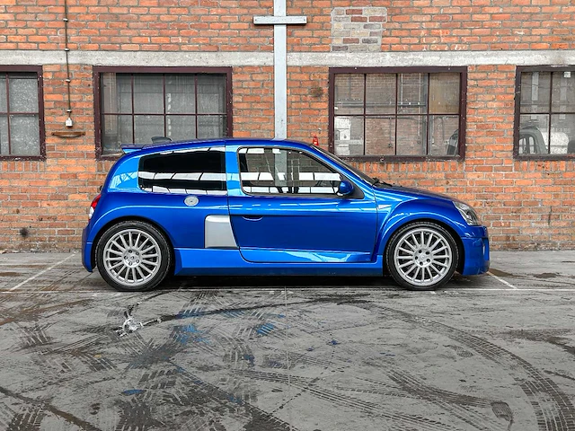 Renault clio v6 rs phase 2 255 renault sport 3.0 v6 255pk 2004, p-745-nn youngtimer - afbeelding 40 van  40