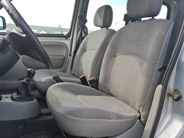 Renault kangoo 1.6-16v privilège car 2002 | 79-hx-hh - afbeelding 2 van  24