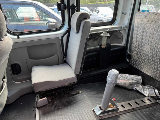 Renault kangoo 1.6-16v privilège invalide/rolstoel vervoer 4 personen 49-np-sf - afbeelding 28 van  31