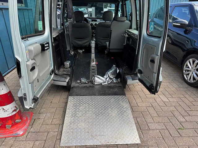 Renault kangoo 1.6-16v privilège invalide/rolstoel vervoer 4 personen 49-np-sf - afbeelding 23 van  31