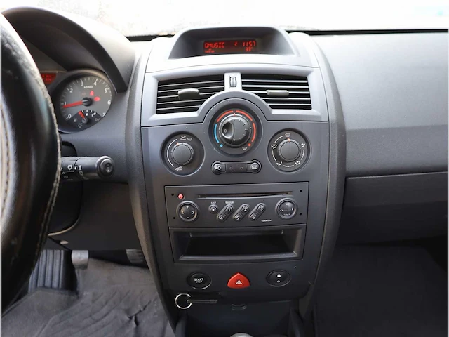 Renault mégane 1.4-16v dynamic comfort 2003, 18-lj-kj - afbeelding 8 van  24