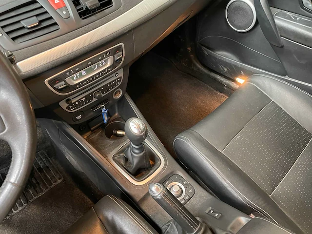 Renault mégane coupé 1.5 dci dynamique 110pk 2011, 41-pbh-1 - afbeelding 21 van  29