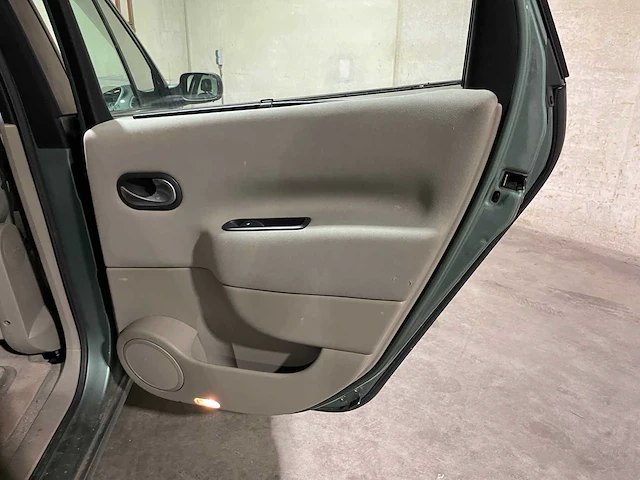 Renault scénic 1.6-16v dynamic comfort 111pk 2005, 28-sf-kn - afbeelding 27 van  39