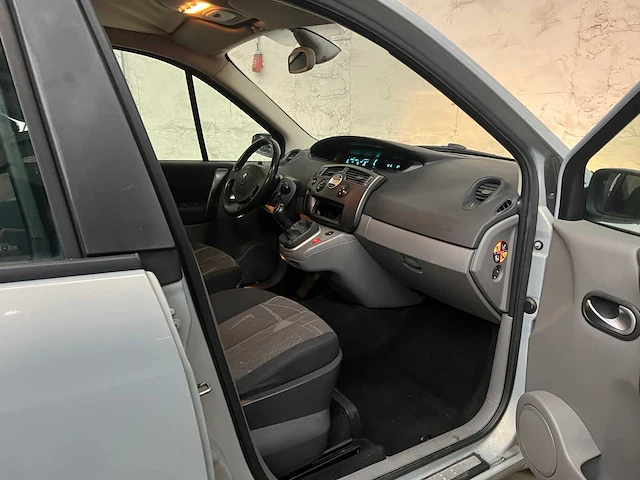 Renault scénic 1.6-16v expr. basis 113pk 2004, 20-pr-dk - afbeelding 18 van  30