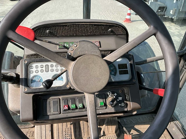Renault temis 550x vierwielaangedreven landbouwtractor - afbeelding 7 van  27
