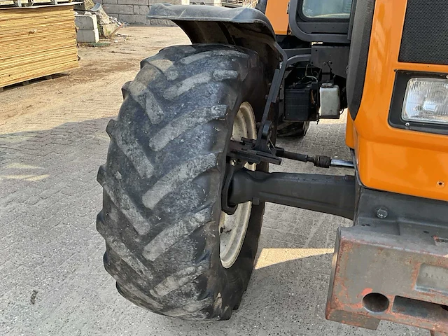 Renault temis 550x vierwielaangedreven landbouwtractor - afbeelding 15 van  27
