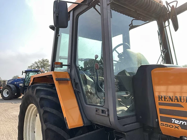 Renault temis 550x vierwielaangedreven landbouwtractor - afbeelding 16 van  27