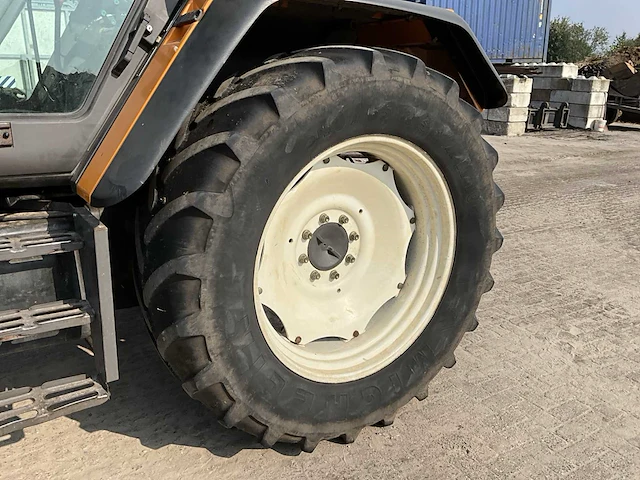 Renault temis 550x vierwielaangedreven landbouwtractor - afbeelding 23 van  27