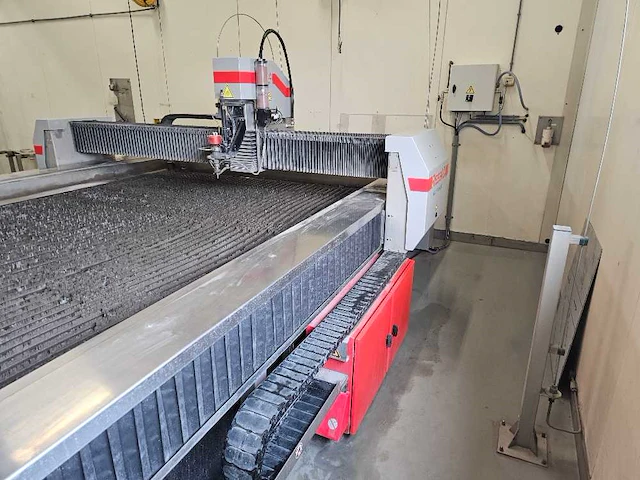 Resato - 2021 - acm 2040 - 1 - waterstraalsnijmachine - afbeelding 4 van  25