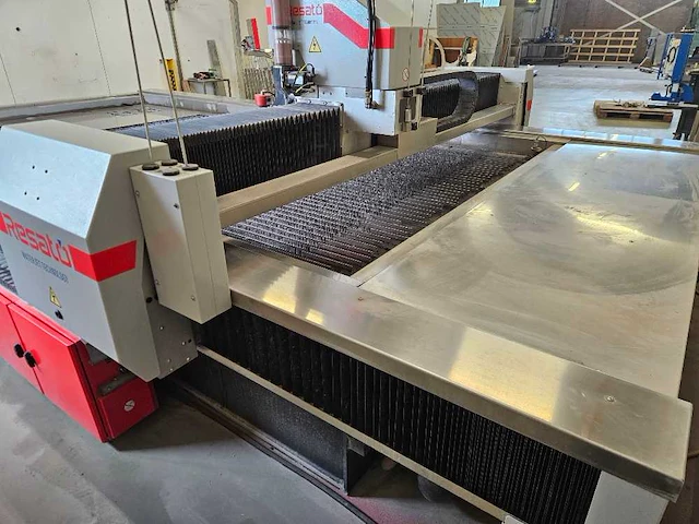 Resato - 2021 - acm 2040 - 1 - waterstraalsnijmachine - afbeelding 7 van  25