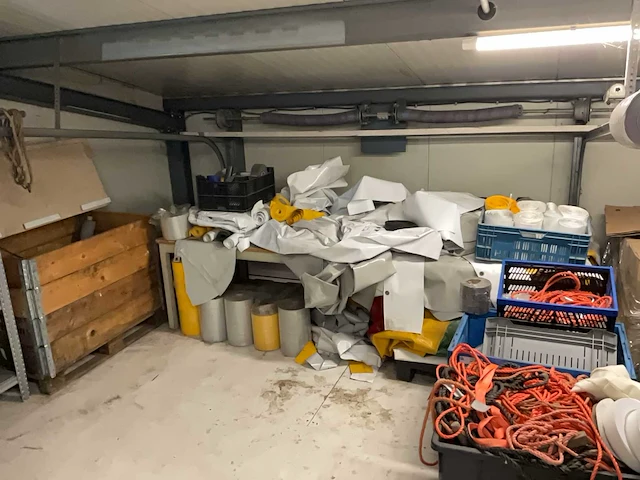 Restanten bysoneel ten behoeve van zeilmakerij o.a. zeil, touw klittenband - afbeelding 1 van  10
