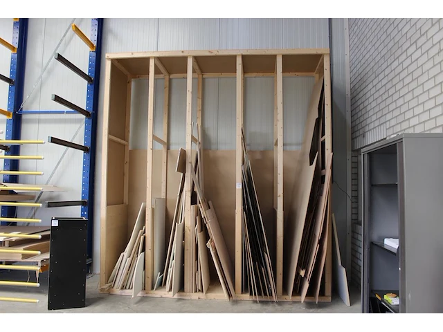 Restanten plaatmateriaal waaronder multiplex, spaanplaat en softboard in vijfdelige houten stelling. - afbeelding 1 van  3