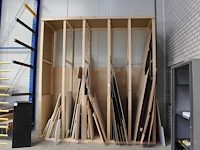 Restanten plaatmateriaal waaronder multiplex, spaanplaat en softboard in vijfdelige houten stelling. - afbeelding 1 van  3