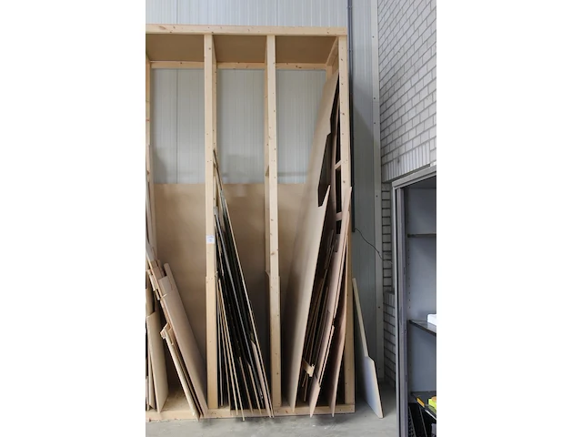 Restanten plaatmateriaal waaronder multiplex, spaanplaat en softboard in vijfdelige houten stelling. - afbeelding 2 van  3