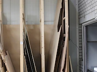 Restanten plaatmateriaal waaronder multiplex, spaanplaat en softboard in vijfdelige houten stelling. - afbeelding 2 van  3