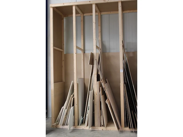 Restanten plaatmateriaal waaronder multiplex, spaanplaat en softboard in vijfdelige houten stelling. - afbeelding 3 van  3