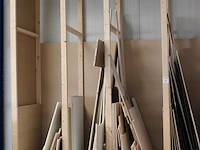 Restanten plaatmateriaal waaronder multiplex, spaanplaat en softboard in vijfdelige houten stelling. - afbeelding 3 van  3