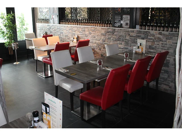 Restaurant meubilair bestaande uit 23 horeca tafels met afmeting 70 x 70 x 75 cm en metalen voet en 46 hore... - afbeelding 1 van  4