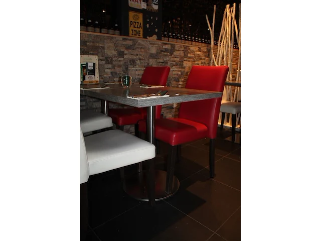 Restaurant meubilair bestaande uit 23 horeca tafels met afmeting 70 x 70 x 75 cm en metalen voet en 46 hore... - afbeelding 3 van  4