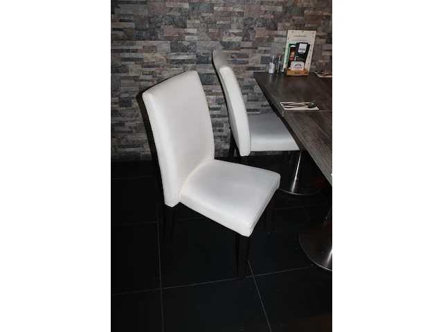 Restaurant meubilair bestaande uit 23 horeca tafels met afmeting 70 x 70 x 75 cm en metalen voet en 46 hore... - afbeelding 4 van  4
