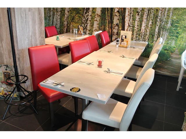 Restaurant meubilair bestaande uit 8 horeca tafels met afmeting 70 x 70 x 75 cm en metalen voet en 16 horec... - afbeelding 1 van  4