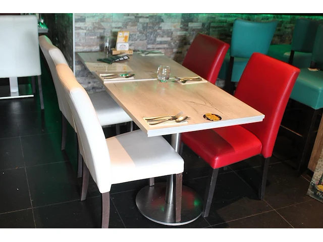 Restaurant meubilair bestaande uit 8 horeca tafels met afmeting 70 x 70 x 75 cm en metalen voet en 16 horec... - afbeelding 2 van  4