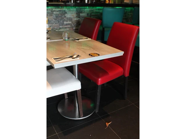 Restaurant meubilair bestaande uit 8 horeca tafels met afmeting 70 x 70 x 75 cm en metalen voet en 16 horec... - afbeelding 3 van  4