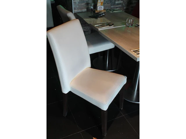 Restaurant meubilair bestaande uit 8 horeca tafels met afmeting 70 x 70 x 75 cm en metalen voet en 16 horec... - afbeelding 4 van  4