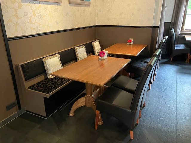 Restaurant set bestaande uit gestoffeerde satelliet bank, 2 restauranttafels en 4 sky-lederen stoelen - afbeelding 1 van  4