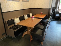 Restaurant set bestaande uit gestoffeerde satelliet bank, 2 restauranttafels en 4 sky-lederen stoelen - afbeelding 1 van  4