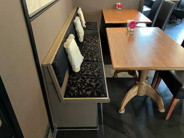 Restaurant set bestaande uit gestoffeerde satelliet bank, 2 restauranttafels en 4 sky-lederen stoelen - afbeelding 2 van  4