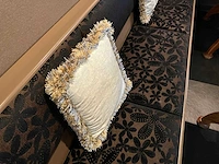 Restaurant set bestaande uit gestoffeerde satelliet bank, 2 restauranttafels en 4 sky-lederen stoelen - afbeelding 3 van  4
