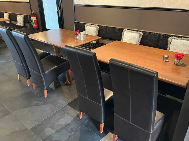 Restaurant set bestaande uit gestoffeerde satelliet bank, 2 restauranttafels en 4 sky-lederen stoelen - afbeelding 4 van  4