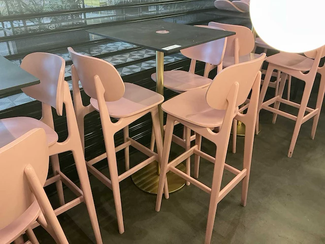 Restauranttafel met 3 krukken - afbeelding 1 van  4