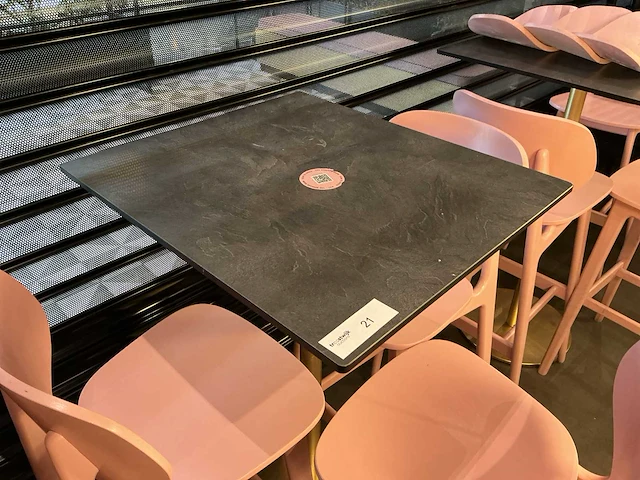 Restauranttafel met 3 krukken - afbeelding 2 van  4