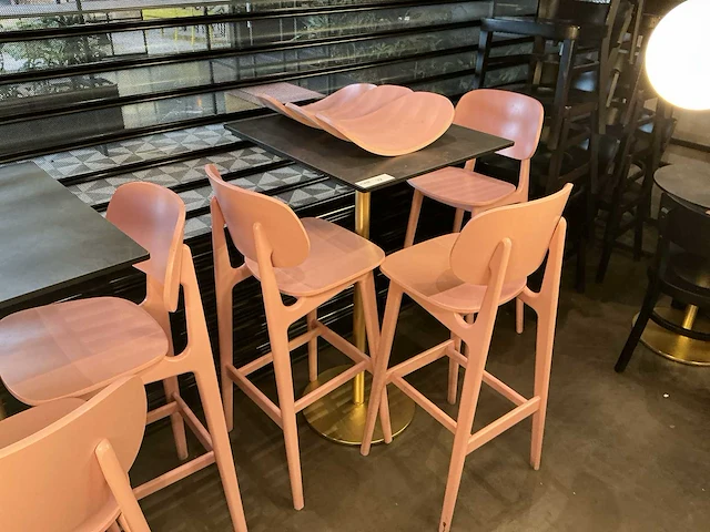 Restauranttafel met 3 krukken - afbeelding 1 van  4