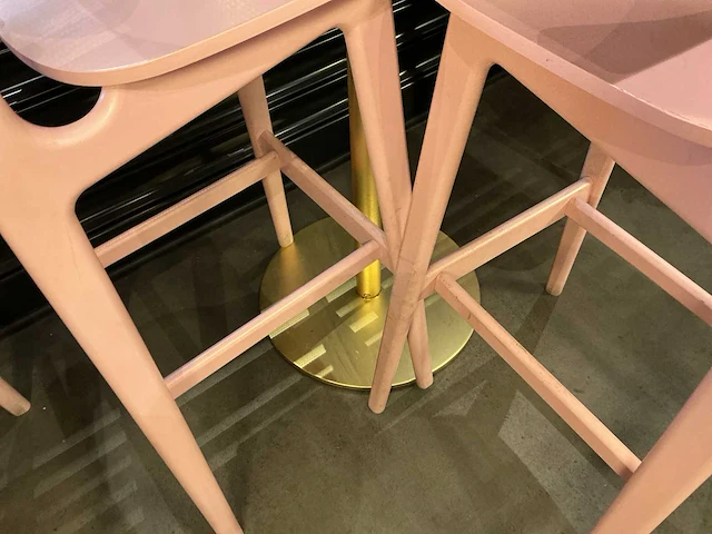 Restauranttafel met 3 krukken - afbeelding 3 van  4
