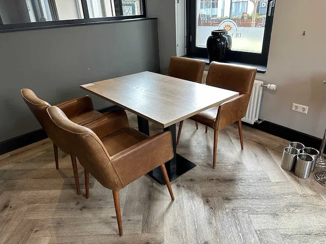Restauranttafel met 4 lederen fauteuils - afbeelding 1 van  6