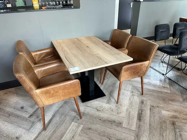 Restauranttafel met 4 lederen fauteuils - afbeelding 1 van  7