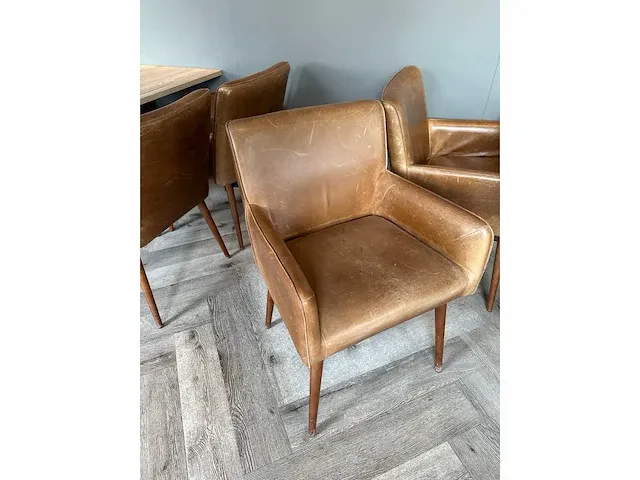 Restauranttafel met 4 lederen fauteuils - afbeelding 5 van  7