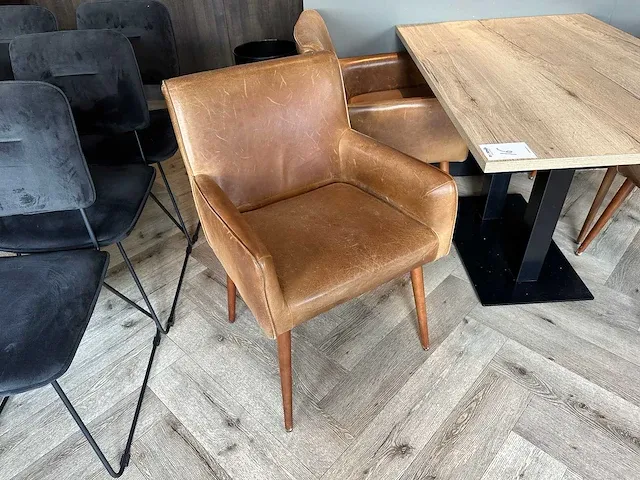 Restauranttafel met 4 lederen fauteuils - afbeelding 4 van  7