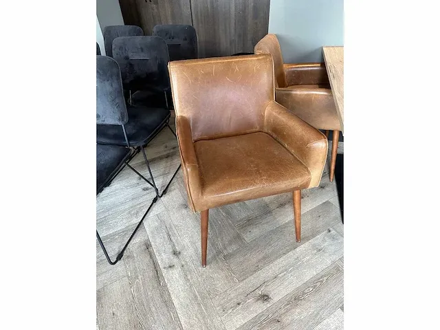 Restauranttafel met 4 lederen fauteuils - afbeelding 5 van  7