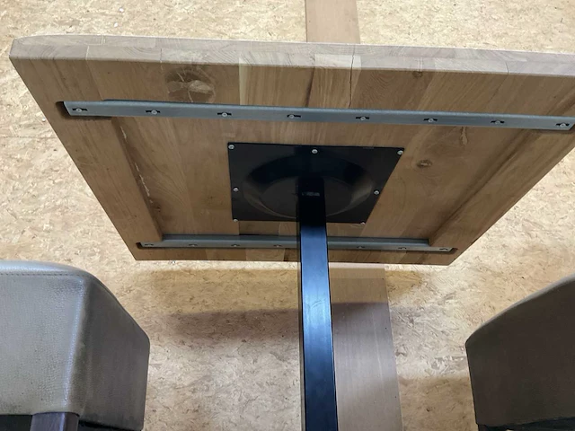 Restauranttafel met stoelen - afbeelding 4 van  4